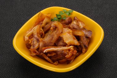 Kasede domuz kulağı var.