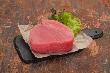 Çiğ ton balığı bifteği pişirmeye hazır.