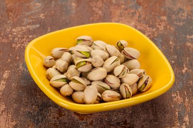 Fıstık ezmesi kabın içinde.