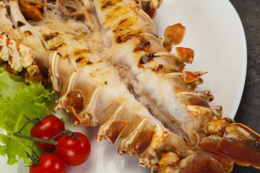 Tabakta ızgara kerevit salata servis edildi.