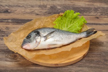 Çiğ Dorada balığı pişirmeye hazır.