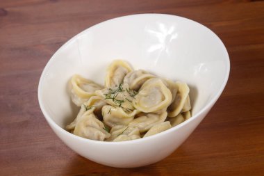 Geleneksel Rus köfteleri dereotlu kasede.