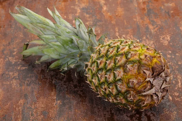 Frische Reife Ananas Über Dem Hölzernen Hintergrund — Stockfoto