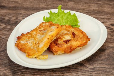 Ekmeğin içinde kızarmış morina balığı