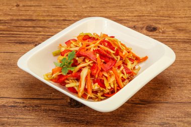 Havuç ve biberli vejetaryen lahana salatası 