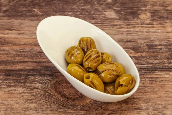 Savoureux Vert Olives Grillées Dans Bol — Photo