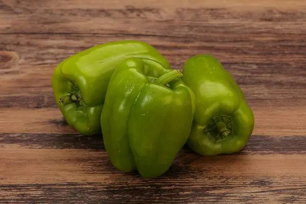Τρεις Πράσινες Πιπεριές Ζουμερές Έτοιμες Για Μαγείρεμα — Φωτογραφία Αρχείου