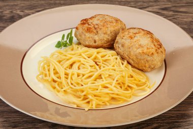 Peynirli spagetti ve ev yapımı tavuk pirzolası.