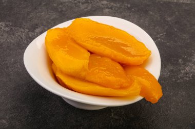Şuruplu tatlı mango dilimleri.
