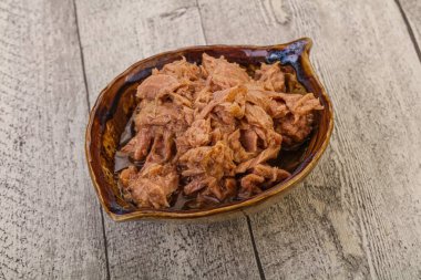 Salata için konserve ton balığı filetosu.