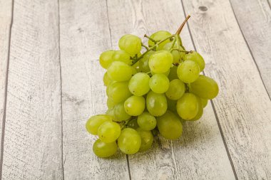 Tatlı ve lezzetli olgun yeşil üzüm 