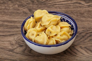 Et ve baharatlı Rus geleneksel hamur tatlısı.