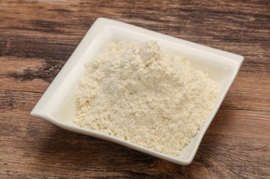 Buğday unu kasede yemek pişirmek için.