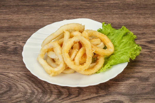 Cumi Cumi Panggang Cincin Dengan Salad Dalam Mangkuk — Stok Foto