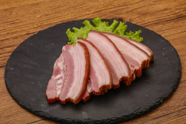 Νόστιμο Καπνιστό Χοιρινό Κρέας Φέτα Πάνω Από Ξύλινη Σανίδα — Φωτογραφία Αρχείου