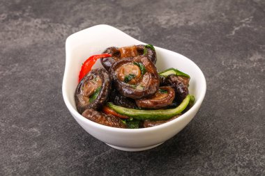 Baharatlı ve otlu terbiye edilmiş Shiitake mantarı.