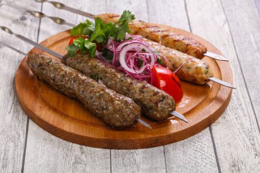 Kıymalı biftek ve tavuk kebabı.