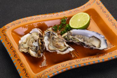 Limonlu ve maydanozlu taze istiridye.