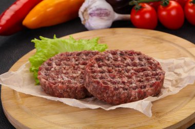 Çiğ burger pirzolası ızgara için hazır.