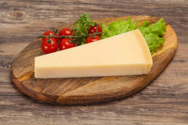 İtalyan geleneksel parmesan peyniri üçgeni salata servis etti