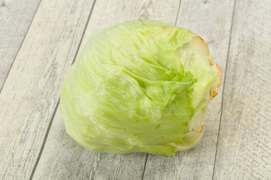 Taze yeşil buzdağı salatası. Pişmeye hazır.