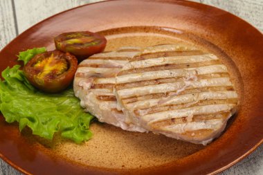 Izgara ton balıklı biftek, kumato ve salata.