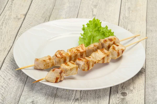 Gegrilde Varkensspies Geserveerd Salade Bladeren — Stockfoto