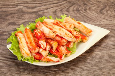 Doğal lüks yengeç filetosu tabakta.