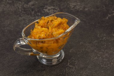 Salatalık ve hardal tohumlu sos.