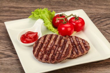 Domates soslu ızgara burger pirzolası