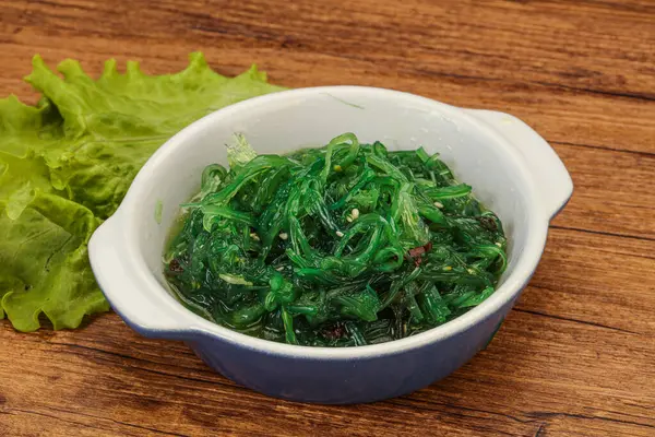 Green Chuka Seaweed Salad Terisolasi White Background Top View Laut — Stok Foto