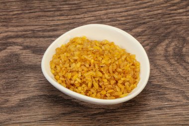 Vejetaryen mutfağı. Kasede pişirmek için kuru bulgur.