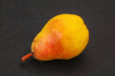 Arka planda taze sarı armut