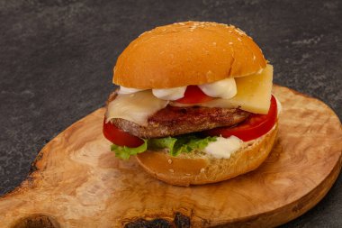 Lezzetli burger, ton balığı ve peynirli.