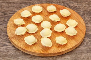 Pişirmek için çiğ etli börek.