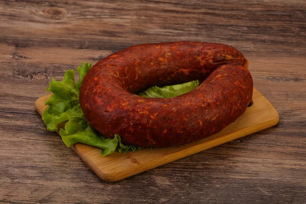 Krakowska Wurst Über Dem Brett Mit Kräutern Und Gewürzen — Stockfoto