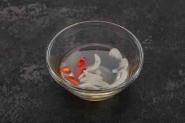 Acı biber ve sarımsaklı Vietnam sirkesi sosu.