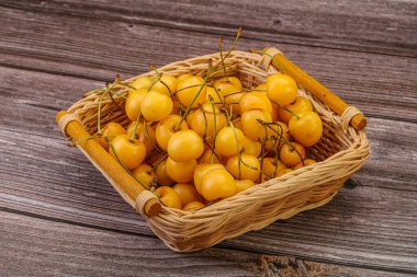 Birkaç tatlı, olgun, sarı kiraz yığını