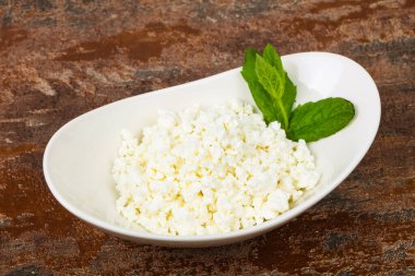 Doğal süzme peynir nane yaprağı sunar.