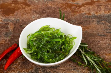 Susamlı yosun salatası Chuka.