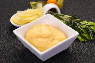 Kasedeki peynir sosu dilimlenmiş parmesan.