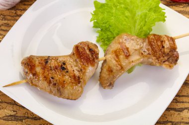 Baharatlı soslu tavuk kanadı şişi.