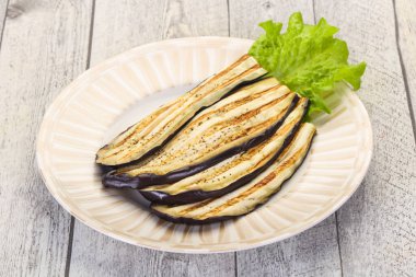 Kavanozda kızarmış patlıcan.