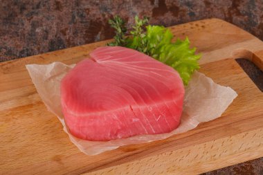 Çiğ ton balığı bifteği pişirmeye hazır.