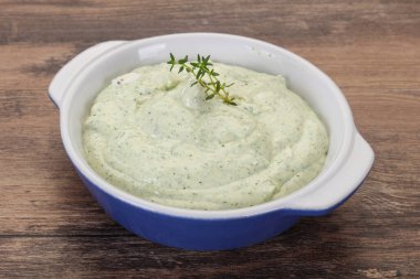 Bitki ve sarımsaklı süzme krema.