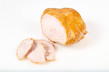 Beyaz arka planda tütsülenmiş tavuk göğsü.