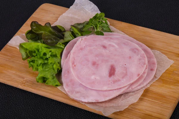 Nakrájené Chutné Ham Předkrm Podávané Salátové Listy — Stock fotografie