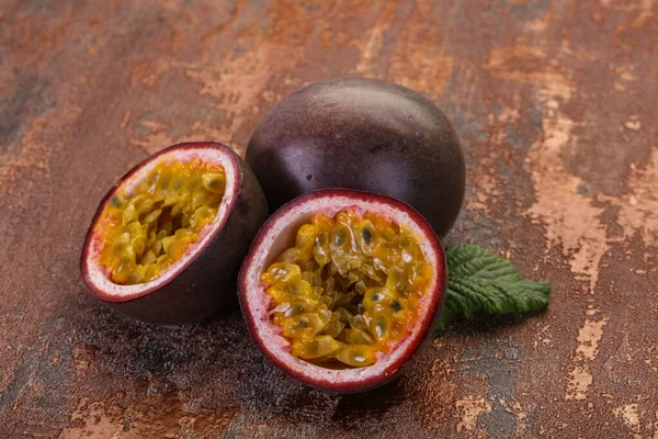 Tropical Fresh Ripe Passion Fruit — Stock Photo, Image