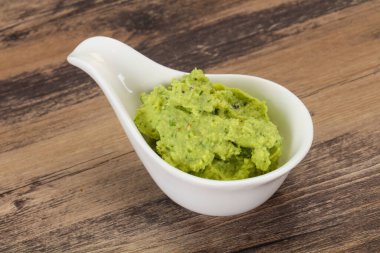 Acı biberli baharatlı avokado sosu.