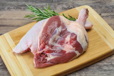 Çiğ ördek bacağı pişirmek için biberiye servis edilir.